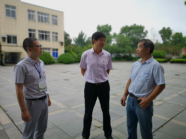 教育局张向前局长莅临白岘小学检查开学工作