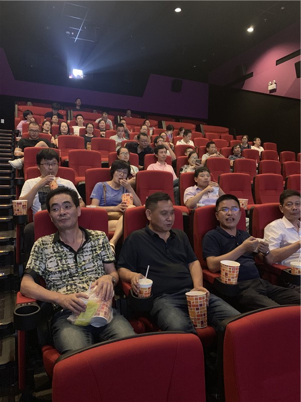 西坞中学工会组织教师观看电影一生只为一事来