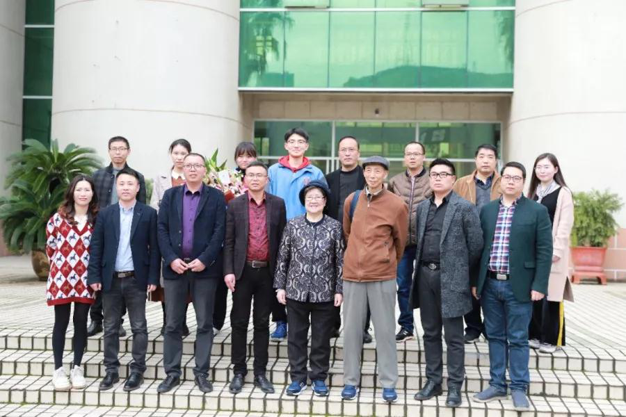 其中作品心香被评为1980年全国优秀短篇小说 楚门镇中学毕业1957年