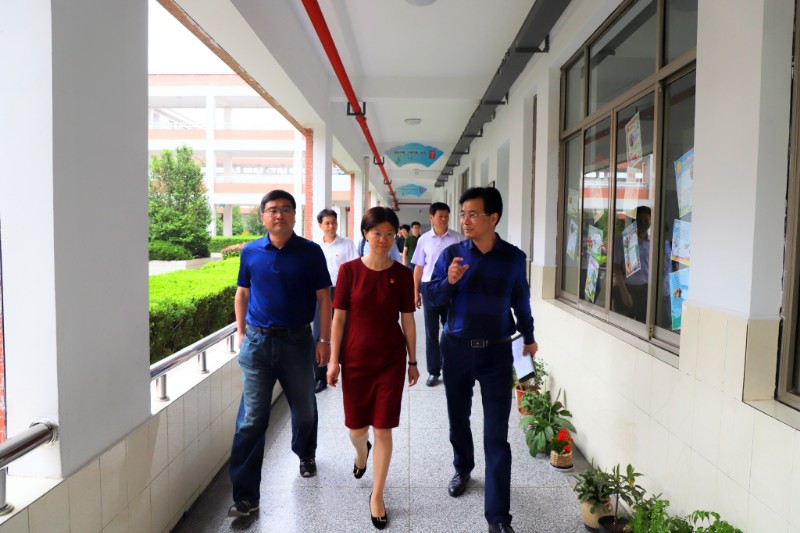 县长石一婷走进长兴县实验小学开展"六一"儿童节慰问活动