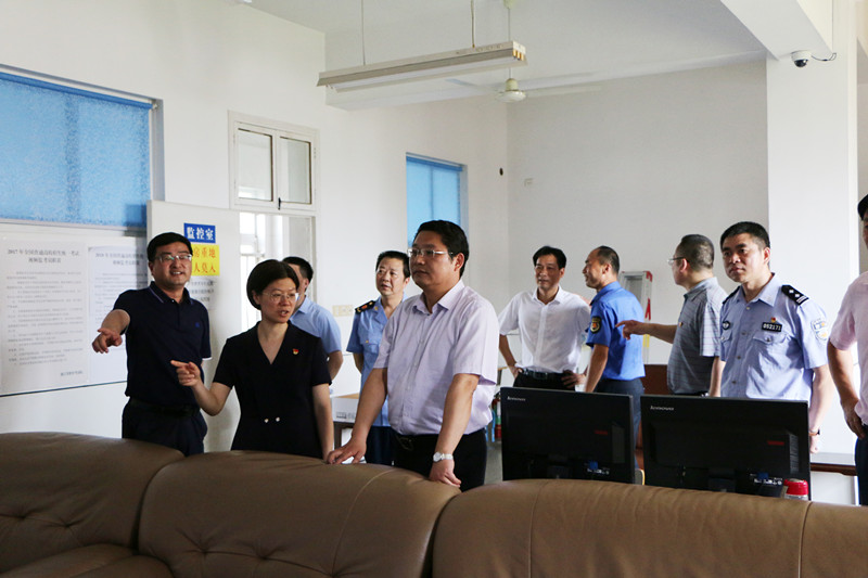 县委副书记县长石一婷调研长兴中学高考备考工作