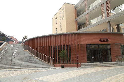 信懋中学前身系信懋学校初中部,2015年9月1日位于扬帆路2000号的信懋