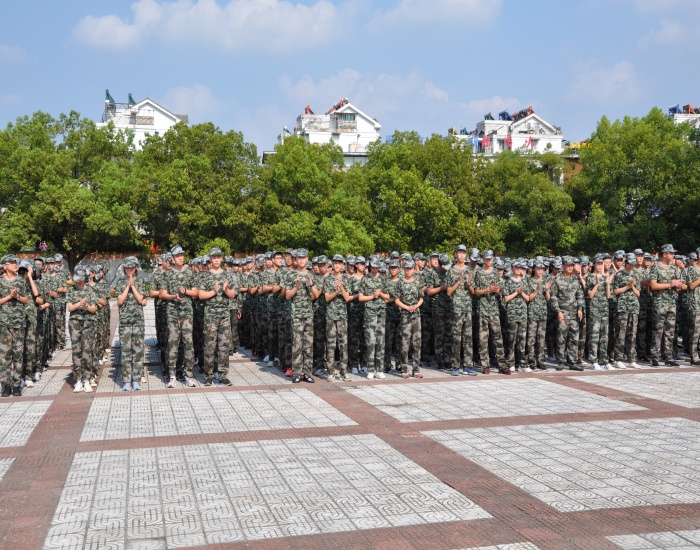 華盛高中:無軍訓 不青春