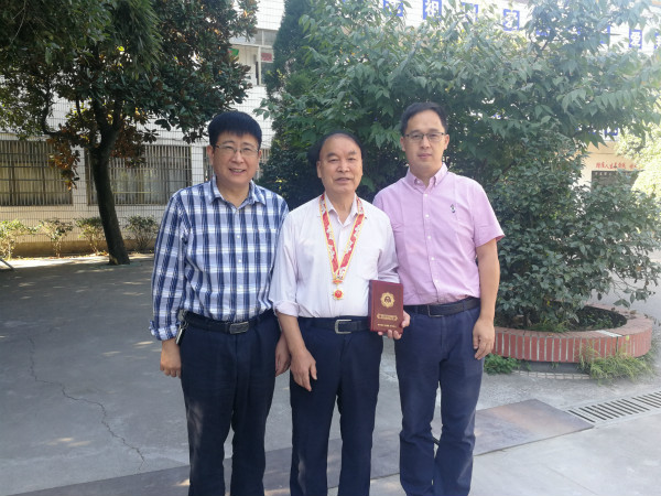 国庆节,校长收到超级奖章