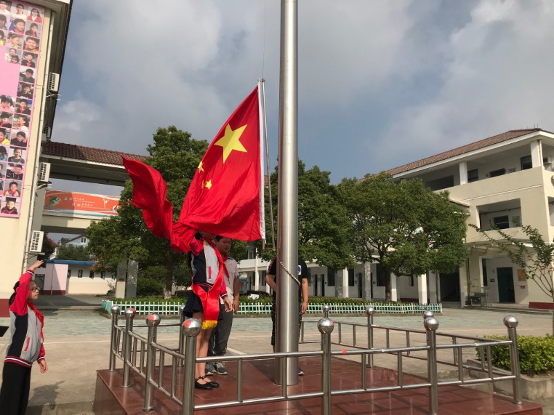 长兴县太湖图影小学举行庆国庆70周年华诞升旗仪式