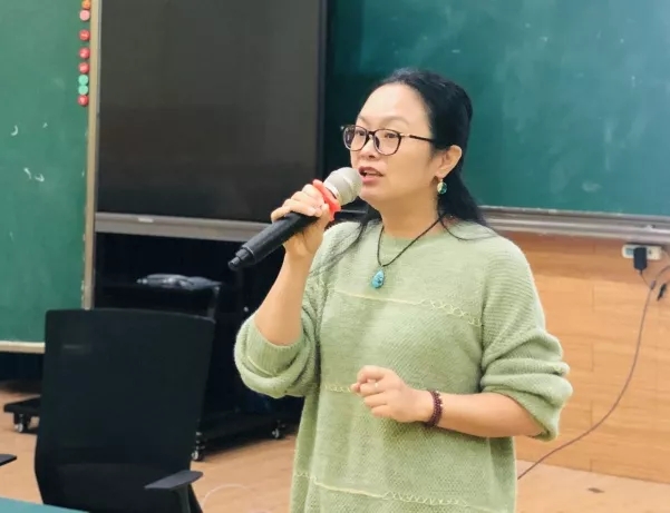 下午,谢莹老师作题为《如何设计一节课》的报告.