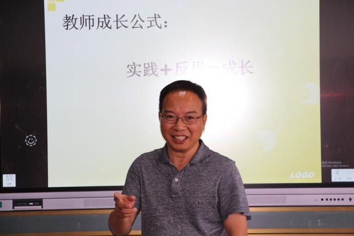 首先,作为工作室负责人,他向活动承办方黄泽中学的校长及老师表达了