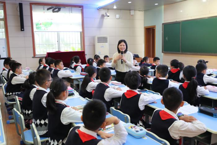 第一节课由杭州市余杭区黄湖镇中心小学的薛老师执教.