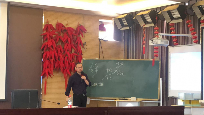 接着,九龙学校周瑞林老师为大家带来《天气预报》一课,周老师用《草船