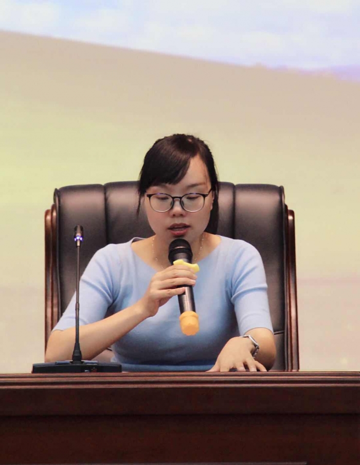 课后,吕亚萍老师就自己平时的写作教学实践与听课老师作了具体的交流.