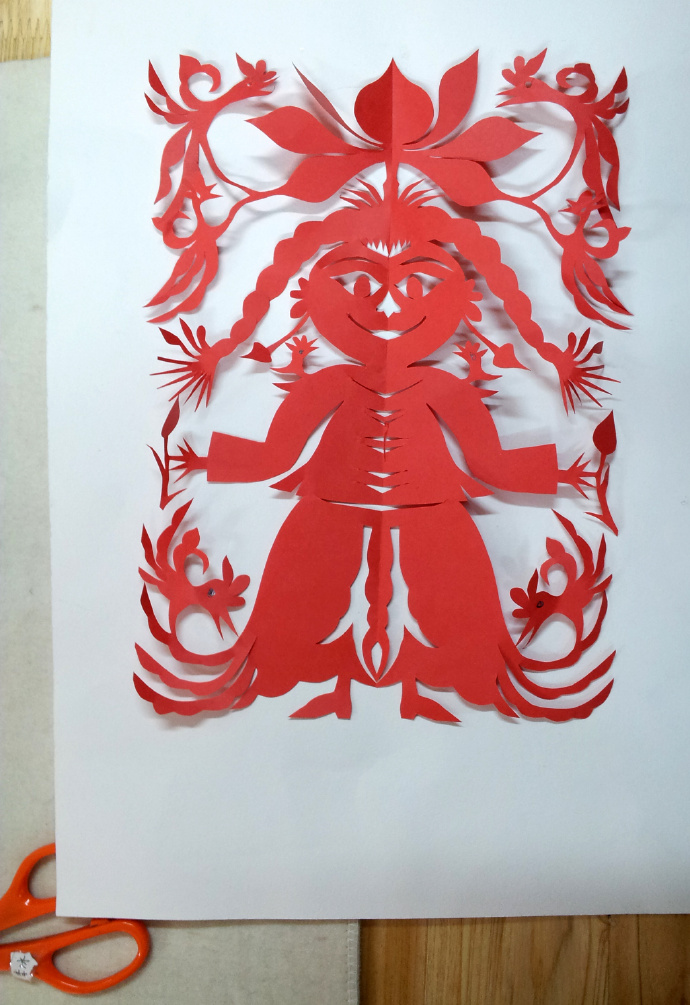 先给孩子们讲述这一造型的来历,为什么"小红人"是中国人的本原形态