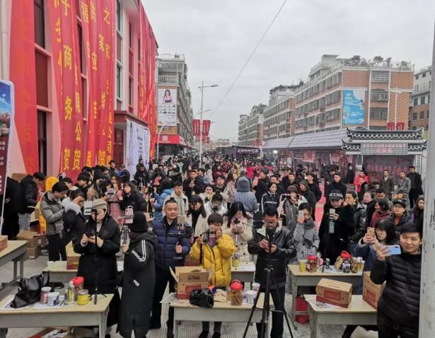 围绕市场转紧跟行业走义乌城镇职校参加北下朱千人直播活动侧记