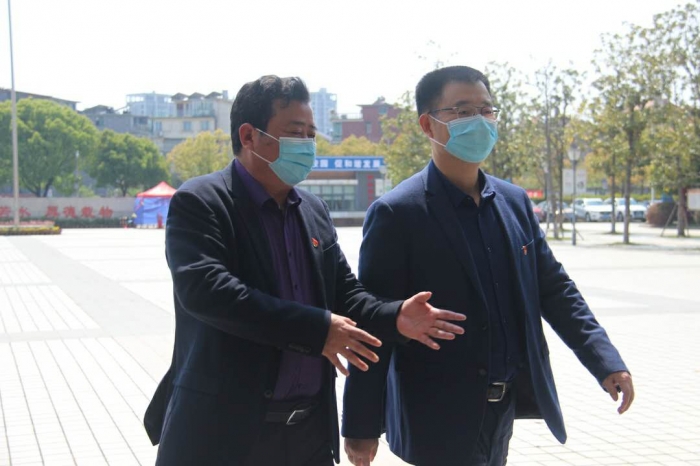 长兴县委书记周卫兵调研龙山中学开学工作