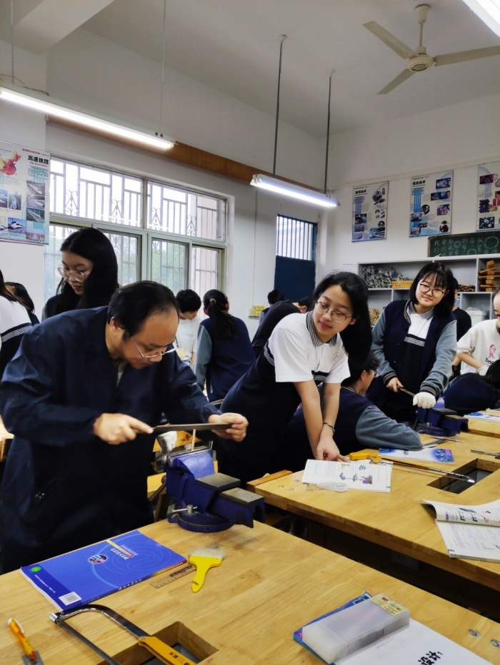 越崎中学新型教学空间展示课让动手实践在学生心中闪光