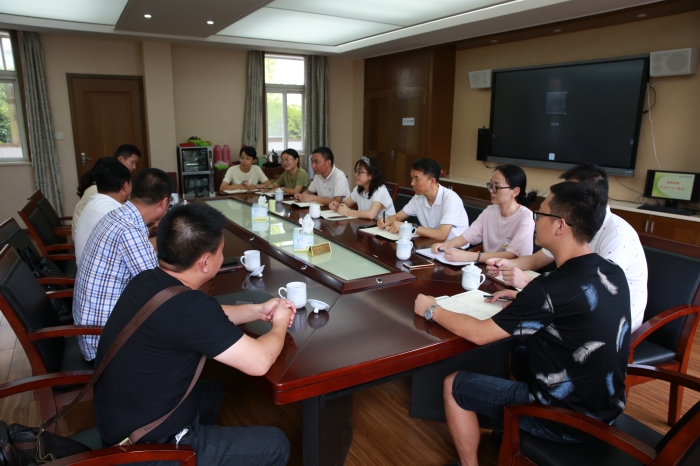 迎送学校校长互道挚言迎新仪式在城东指导中心督学主任陈水根主持下