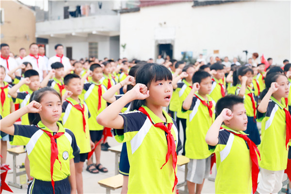 加深了少先队员对党是先锋队,团是突击队,少先队是预备队这一血脉关系