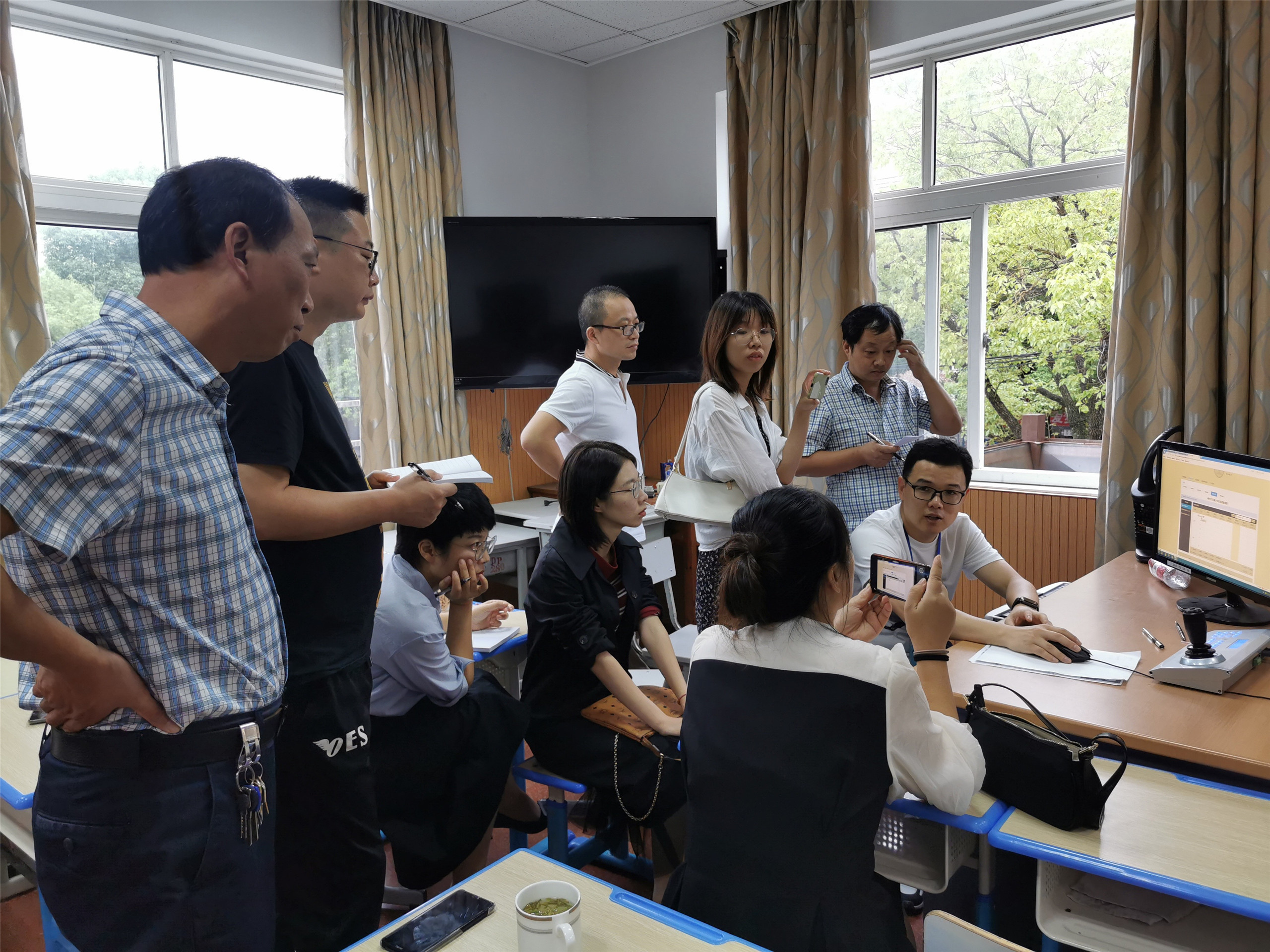 兄弟学校到东圃小学学习同步云课堂操作技术 - 嵊州市东圃小学 - 之江