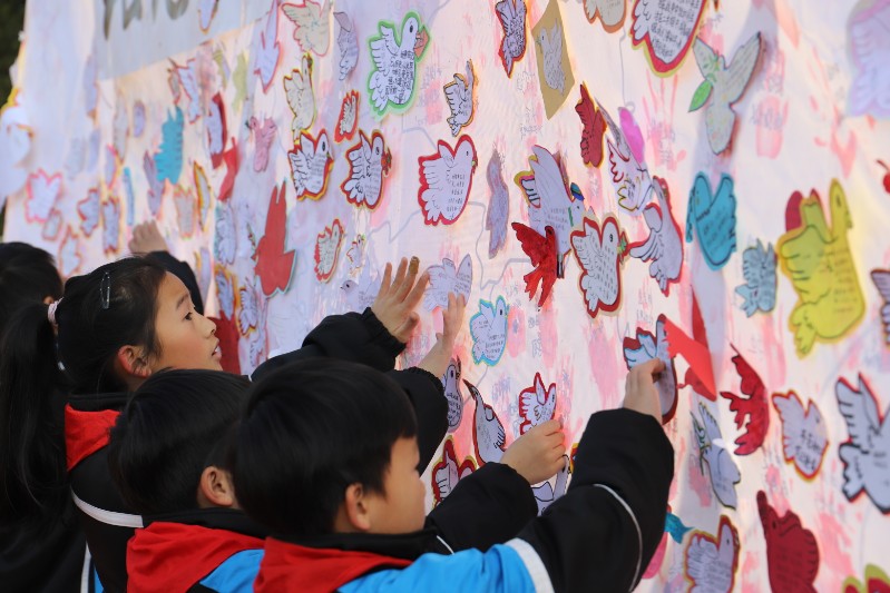 小浦小学举行红领巾许愿和平公祭日纪念活动