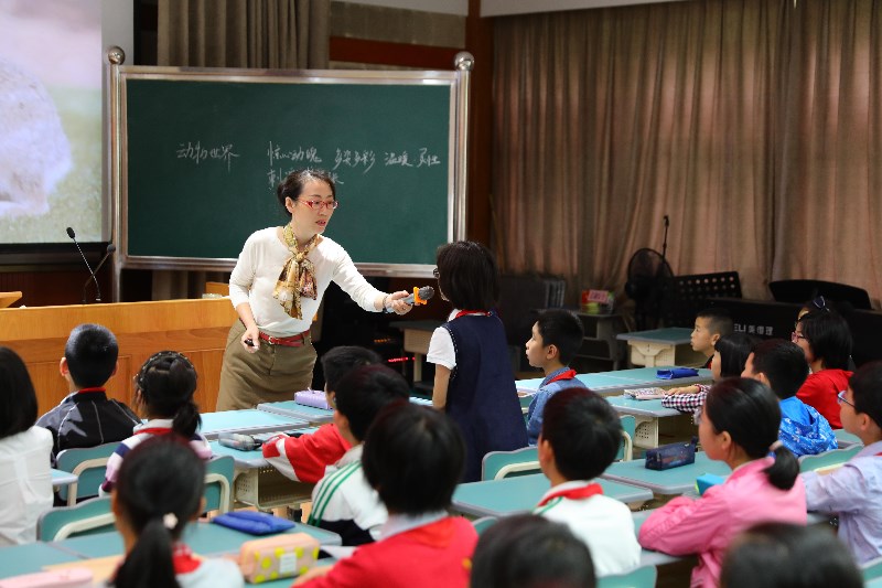 互联网,让结对学校实现远程传递课堂 绍兴市越城区塔山中心小学