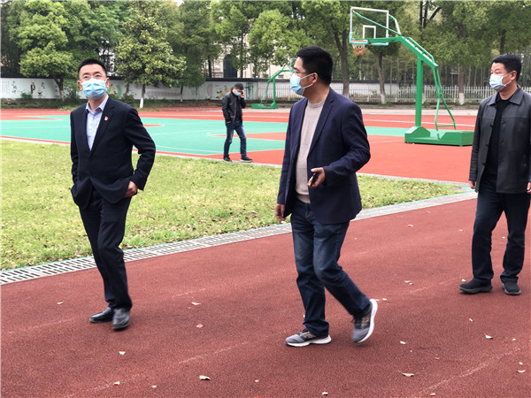 长兴县水口乡党委书记朱炜江视察水口乡中学