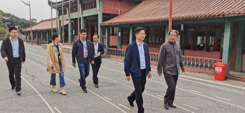 长兴县委常委组织部长沈洪峰来清泉文武学校调研