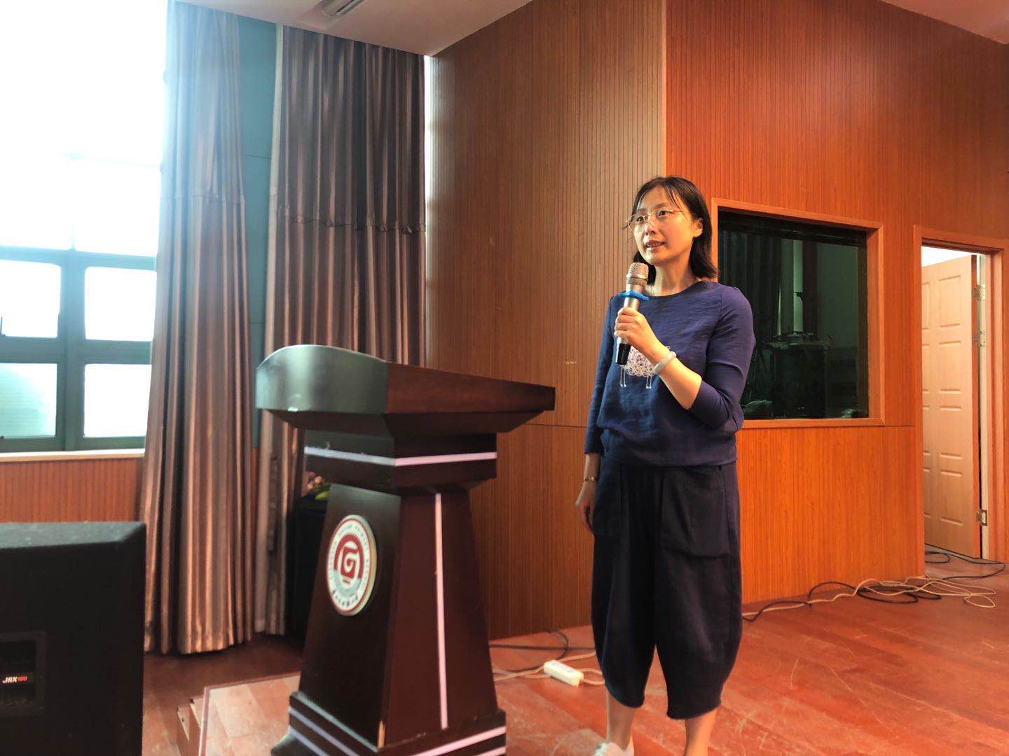 在培训中,孙晶老师详细介绍了之江汇教育广场应用的意义和要求,并对之