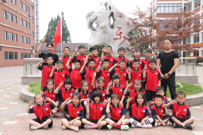 长桥中心小学举行红领巾跟党走一年级新生入队仪式