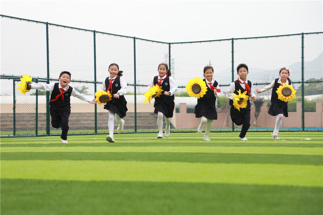 (用灿烂的笑容迎接欢乐的节日)浦江县岩头镇中心小学的孩子们手拿太阳