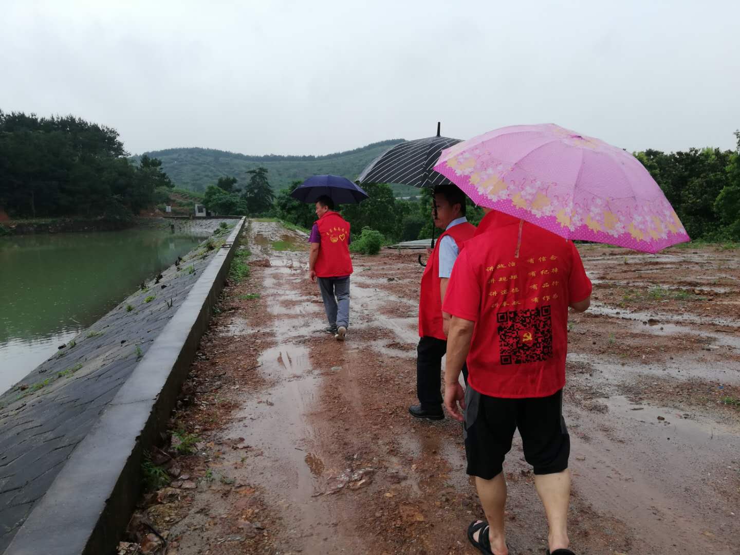 李家巷鎮中學開展暑期聯村防溺水巡查活動