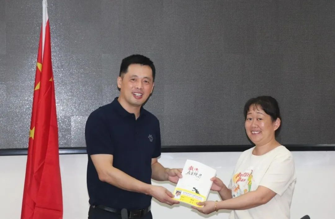罗传忠老师赵副校长新老师的到来为二小注入了新鲜的血液,紧接着,冯小