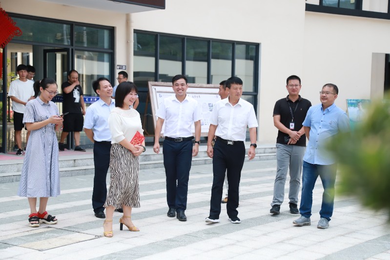 县领导教师节前夕走访慰问虞宅中小