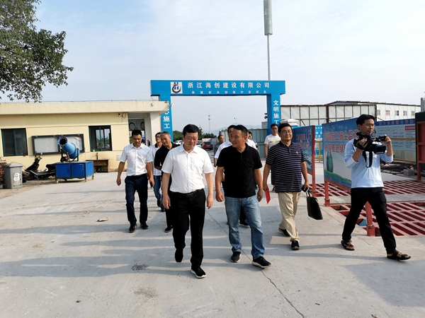 县人大主任虞振贤一行走访慰问岩头初中