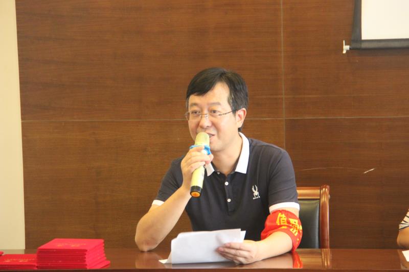携手共进合作共赢长兴县龙山中学举行青年教师培养暨师徒结对会议