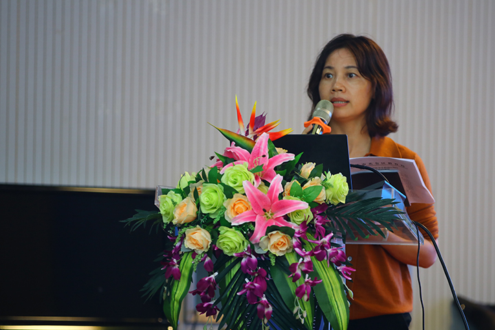 徐钟琴老师传达教育局关于中秋国庆期间相关通知,营造良好节日氛围,做