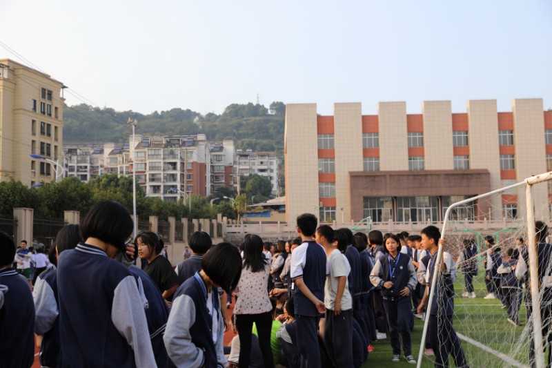 "向国庆献礼"——西郊中学举行迎面接力,拔河比赛 - 新昌县西郊中学