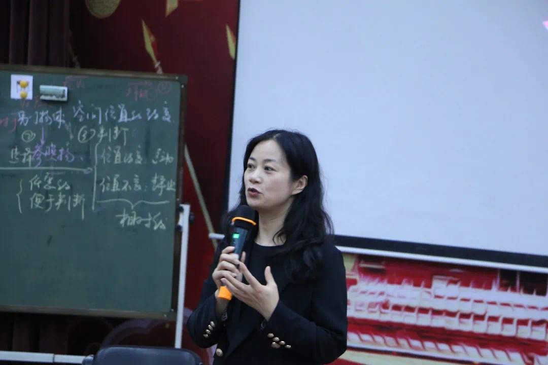 最后,我县初中科学教研员王红燕老师对王耀村老师及工作室的各位老师