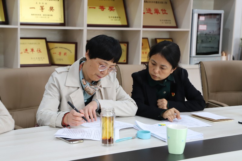 教科研是一条漫长而又充满荆棘的泥泞之路,对老师们来说是一条"鸿沟"