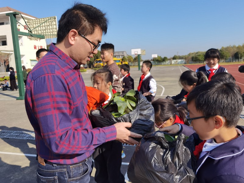 长兴县太湖图影小学开展快乐实践园采摘活动