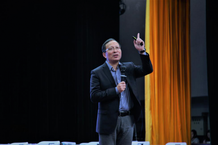 马骉老师强调锤炼语言基本功的重要性