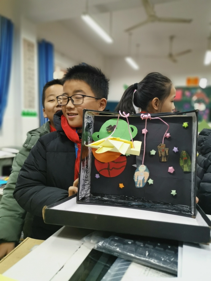 该资源是五年级上册《小盒子大舞台》的课堂作业,运用综合材料表现