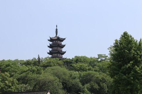 塔山又有个非常奇特的名字——飞来峰,飞来峰上有一座应天塔