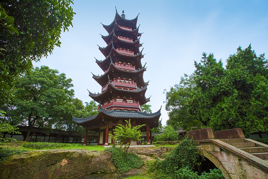 四(11)班  阮炜然我们的校歌第一句是"飞来山下,应天塔旁……",美妙