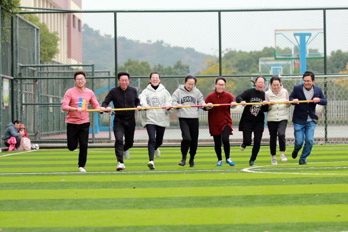 第二个项目旋风跑,8人一组,手握横杆于体前,最快速度绕过三个标志物