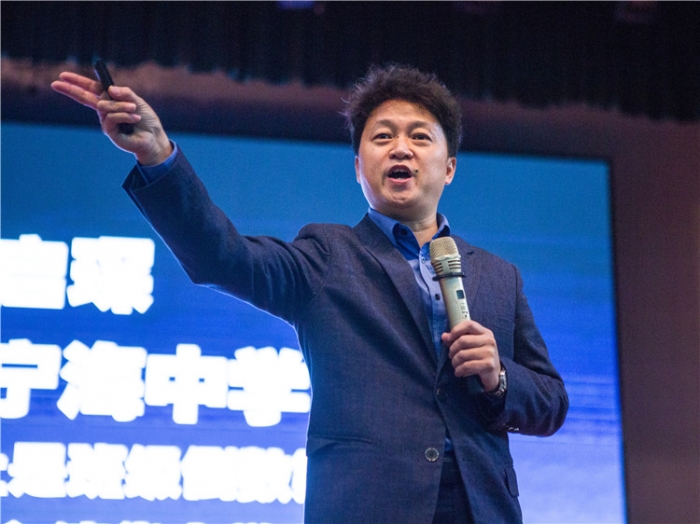 新安龙老师高考励志专场演讲会走进回浦中学