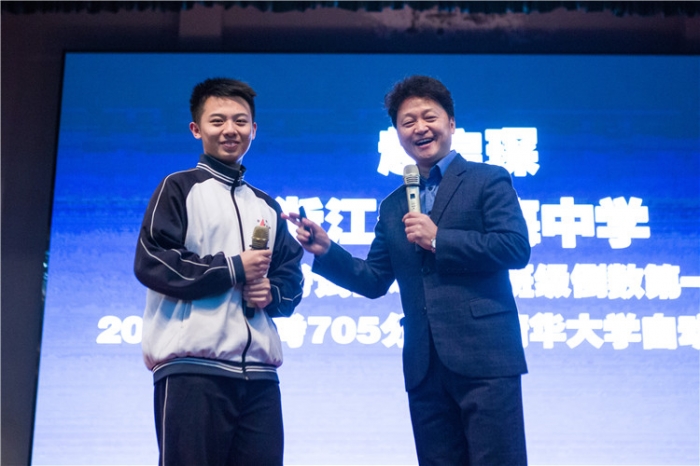 新安龙老师高考励志专场演讲会走进回浦中学