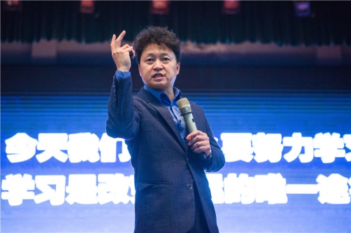 新安龙老师高考励志专场演讲会走进回浦中学