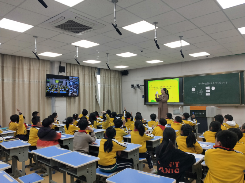 1/212月1日,林敏老师执教了三年级数学《分数的初步认识》一课.