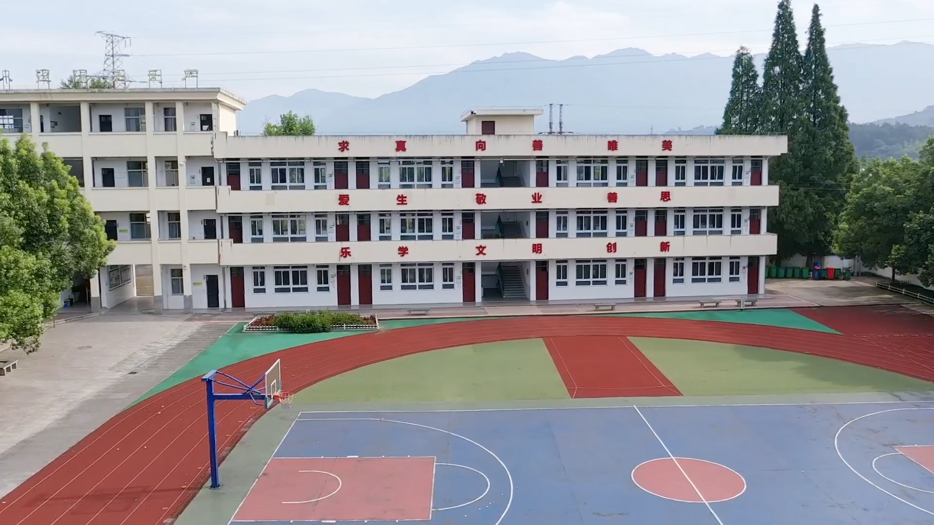 重庆巫山：山间小学里的趣味足球课堂_凤凰网视频_凤凰网