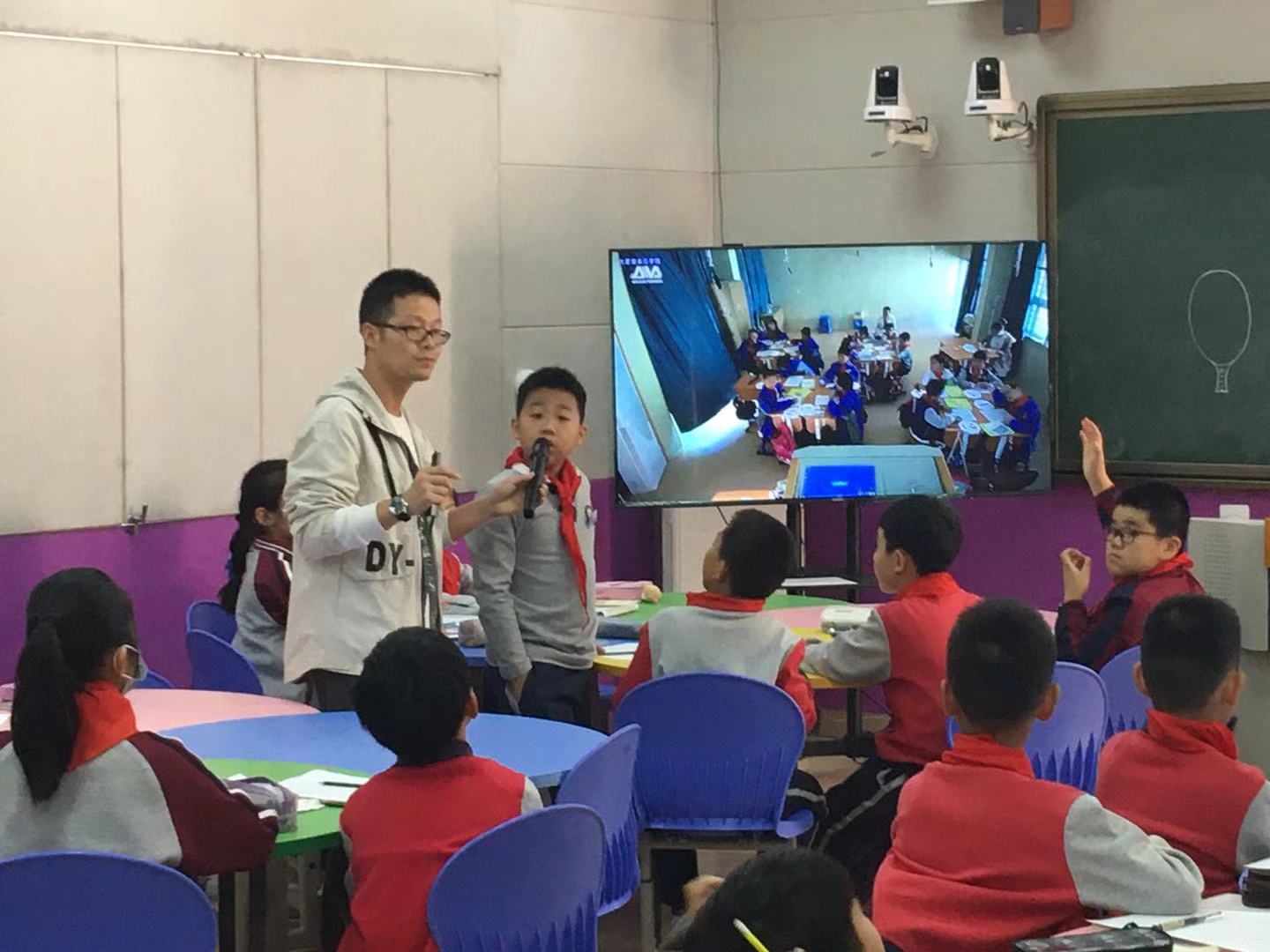 课后,千石小学数学教研组的老师与水云小学的数学老师对这节课进行了