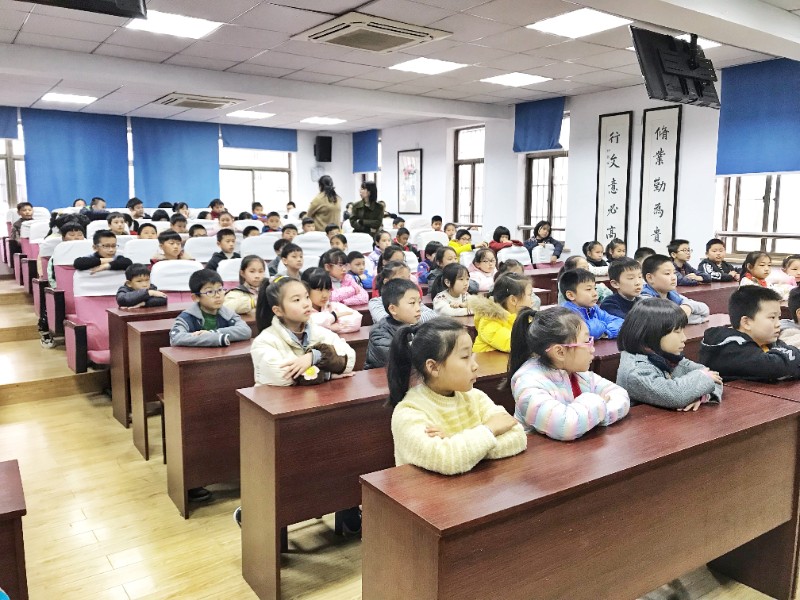 与法同行快乐成长——飞英小学开展普法教育专题讲座